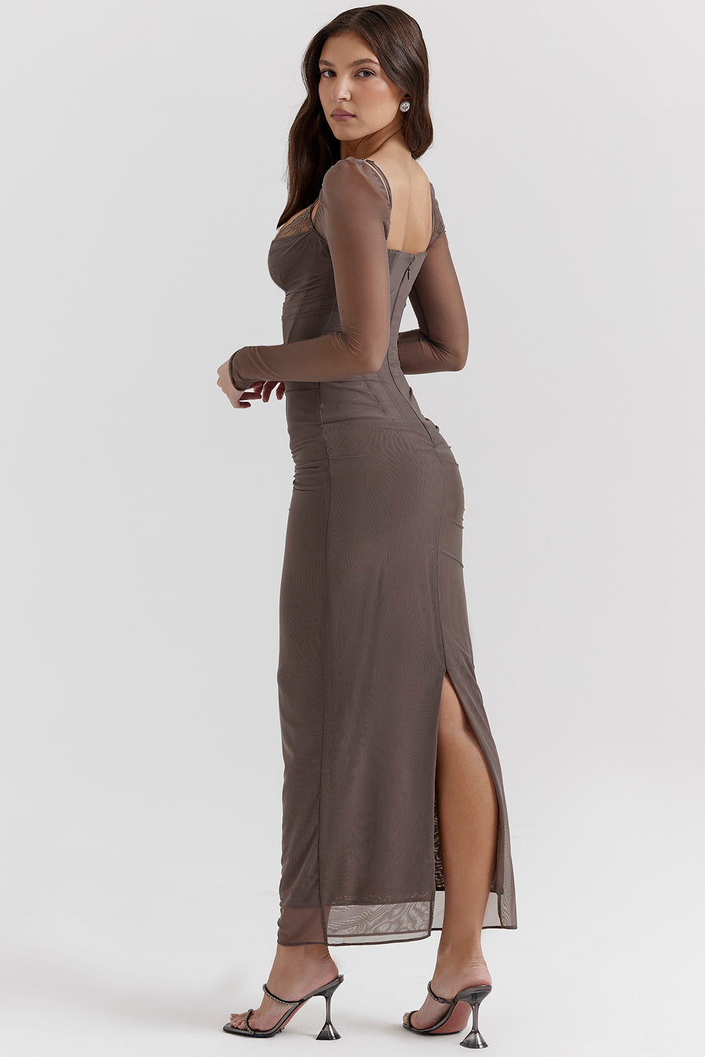EB | Elegantes Maxikleid mit tiefem Ausschnitt und langen Ärmeln