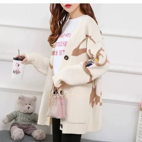 EB | Strickjacke mit Verspieltem Druck und Knopfverschluss