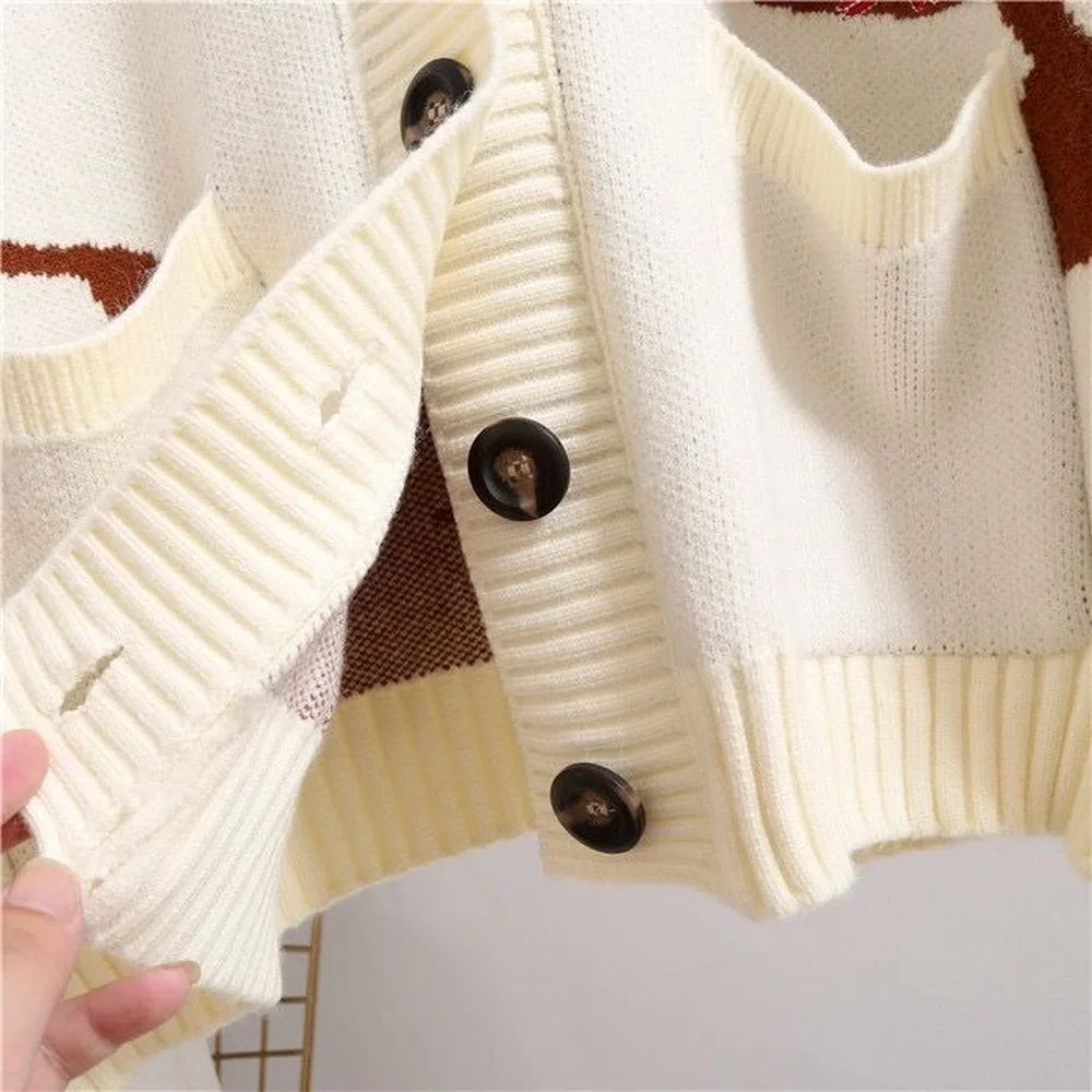 EB | Strickjacke mit Verspieltem Druck und Knopfverschluss