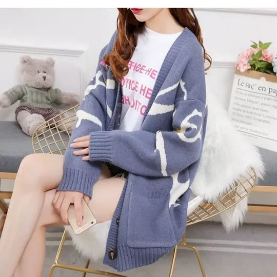 EB | Strickjacke mit Verspieltem Druck und Knopfverschluss