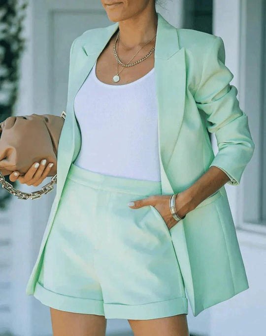 EBMode - Stilvolles Set Bestehend Aus Edlem Blazer Und Lässigen Shorts
