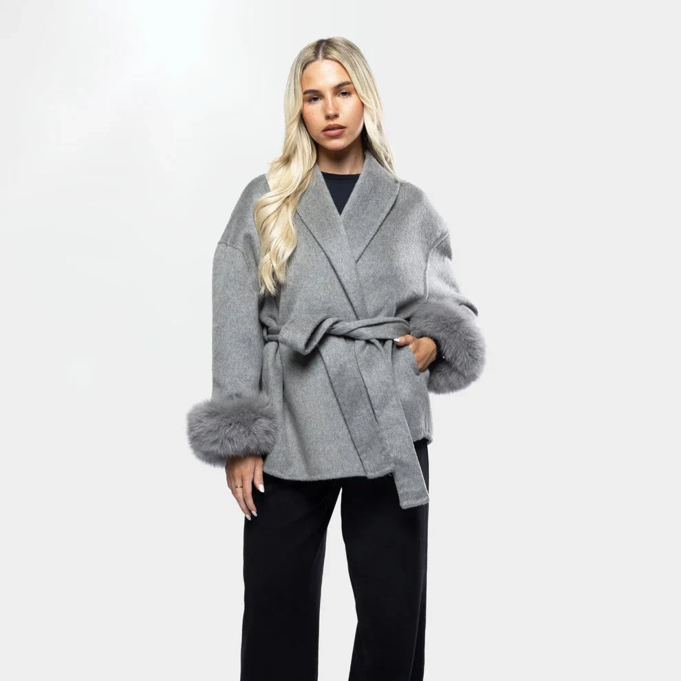 EB | Wolljacke mit Gürtel und Fake Fur Manschetten