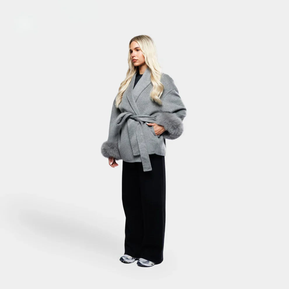 EB | Wolljacke mit Gürtel und Fake Fur Manschetten
