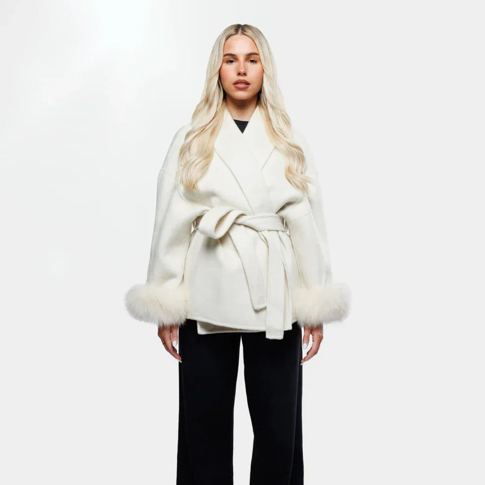 EB | Wolljacke mit Gürtel und Fake Fur Manschetten