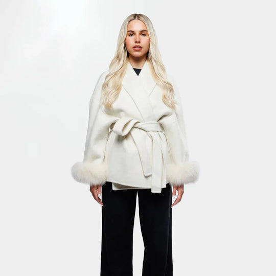 EB | Wolljacke mit Gürtel und Fake Fur Manschetten