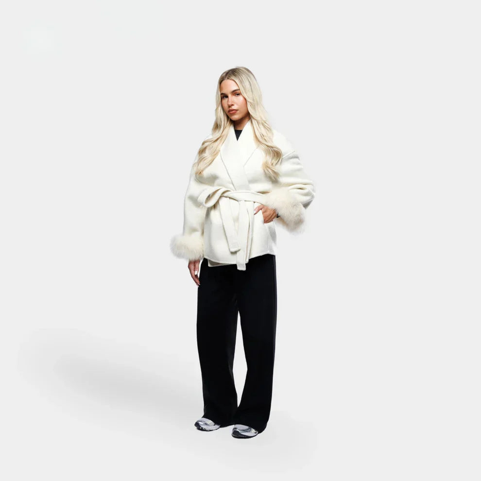 EB | Wolljacke mit Gürtel und Fake Fur Manschetten