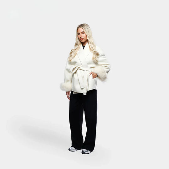 EB | Wolljacke mit Gürtel und Fake Fur Manschetten
