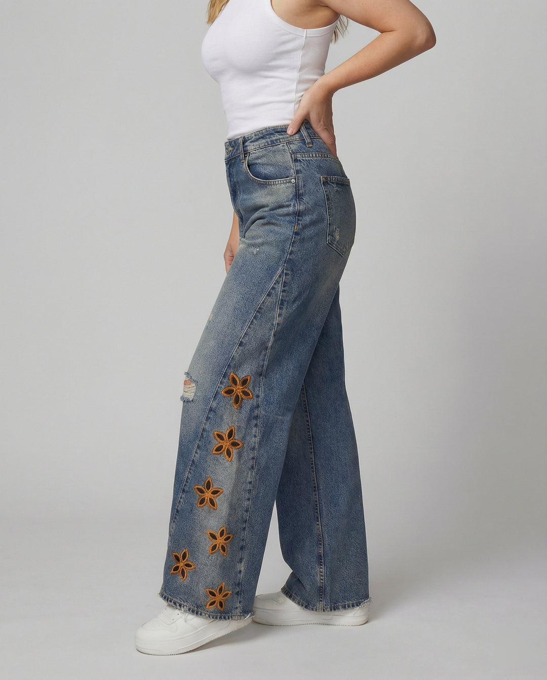 Damen Weit geschnittene Jeans im floralen Design mit bunten Applikationen EB
