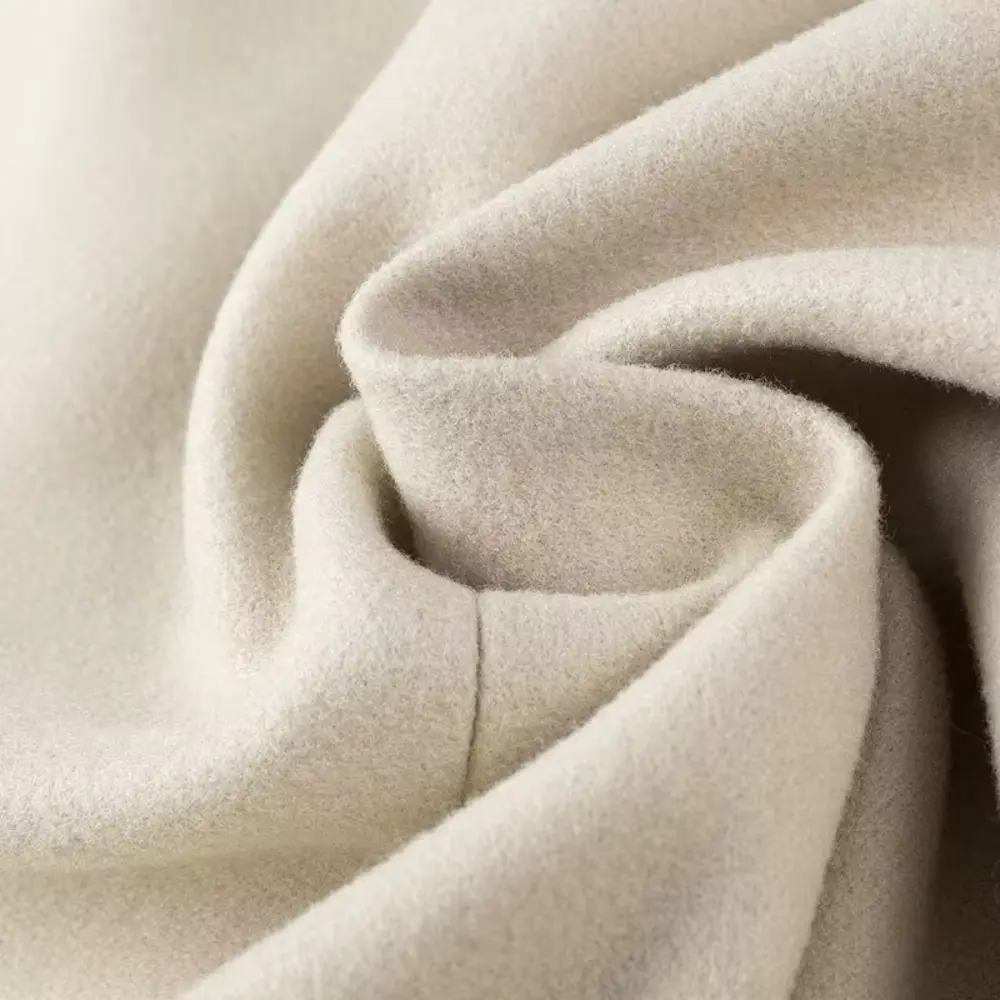 EB | Quasten Blends Mantel