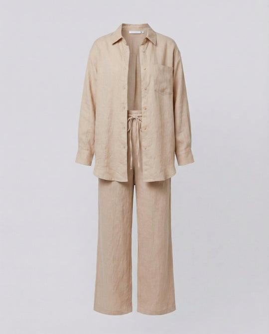 Damen Lässiges Leinen-Outfit mit weit geschnittenem Hemd und lockeren Hosen EB