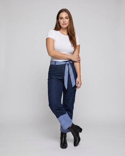 Damen Jeanshose mit kariertem Gürtel und kontrastierenden Taschen von EB