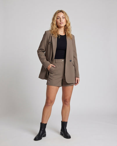 Damen Elegantes Blazer-Shorts-Set mit zeitgenössischem Design EB