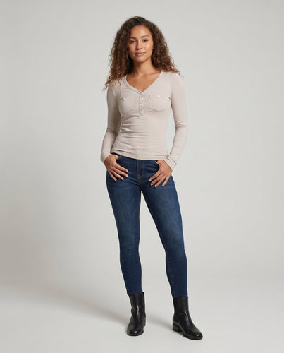 Damen nan tailliertes Henley-Rippshirt mit schmaler Silhouette, dekorativer Knopfleiste und verlängerten Manschetten