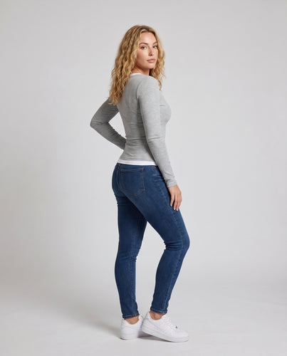 Damen nan eng anliegendes Rippenlangarmshirt mit doppeltem V-Ausschnitt und eingesetztem Untertop