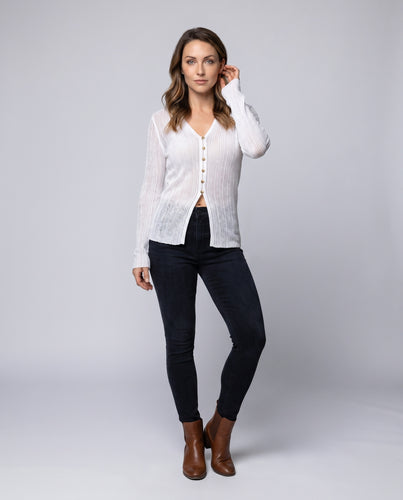 Damen Strickjacke mit feinem Rippenmuster und Knopfverschluss