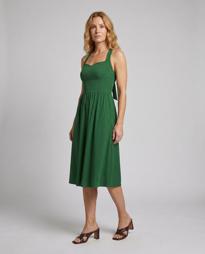 Damen Halterneck Maxikleid mit fließendem Stoff und eleganter Taillierung