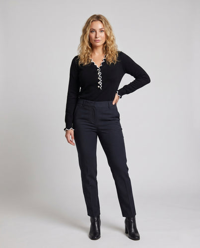 Damen Elegante Strickbluse mit Rüschendetails und Knopfverschluss EB