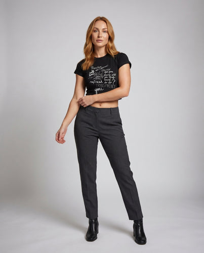 Damen nan tailliertes bauchfreies Jerseyshirt mit handschriftlichem Frontprint und Raglanärmeln EB