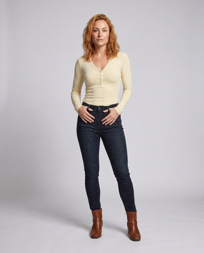 Damen nan tailliertes V-Henley-Longsleeve aus leichtem Modal-Jersey mit formenden Seitennähten EB