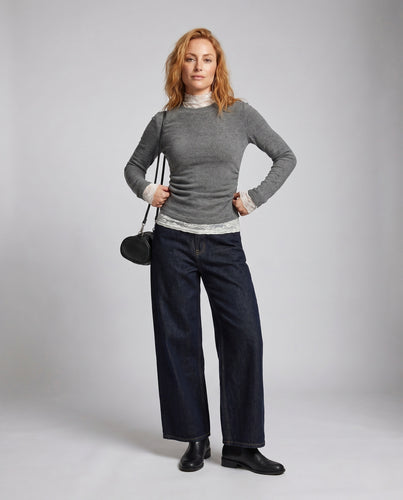 Damen nan figurbetontes Feinstrick-Langarmshirt mit integriertem Spitzenkragen und Manschetten EB