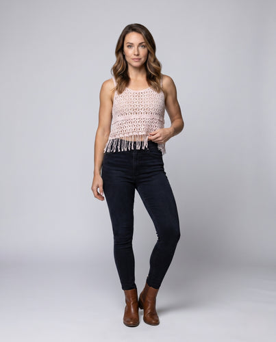 Damen gehäkelte Sommerbluse mit fransigem Saum und feinem Lochmuster EB