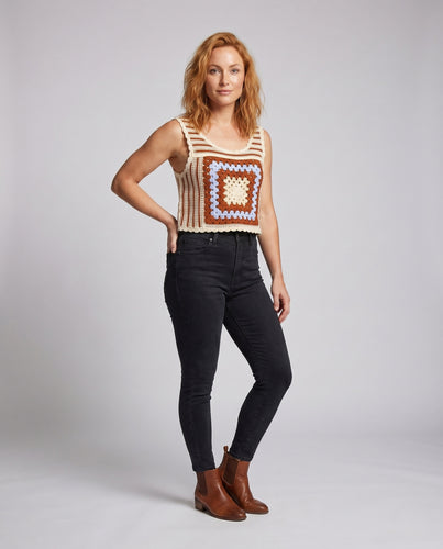 Damen gehäkeltes Oberteil mit buntem Quadratdesign und Rüschendetails EB