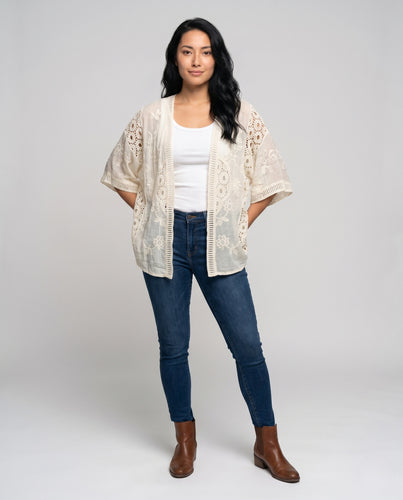 Damen Häkeljacke mit floralen Motiven und weit geschnittenen Ärmeln EB