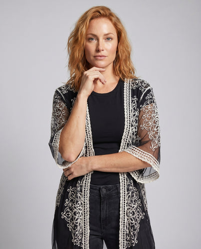 Damen transparente Häkelrobe mit kunstvollen floralen Verzierungen EB