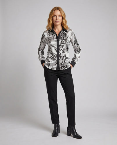 Damen Seidenbluse mit tierischem Muster und kontrastierenden Details EB