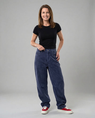 Unisex Weite Cordhose mit Feiner Struktur und Knieabnähern