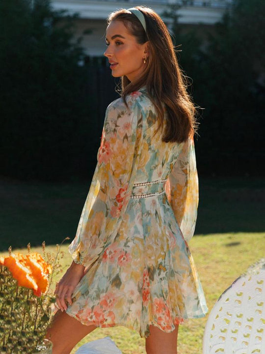 EB | Bedrucktes Minikleid mit V-Ausschnitt und Spitze