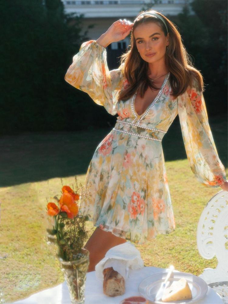 EB | Bedrucktes Minikleid mit V-Ausschnitt und Spitze