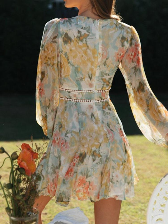 EB | Bedrucktes Minikleid mit V-Ausschnitt und Spitze