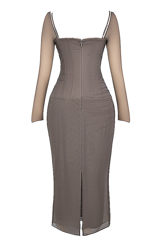 EB | Elegantes Maxikleid mit tiefem Ausschnitt und langen Ärmeln