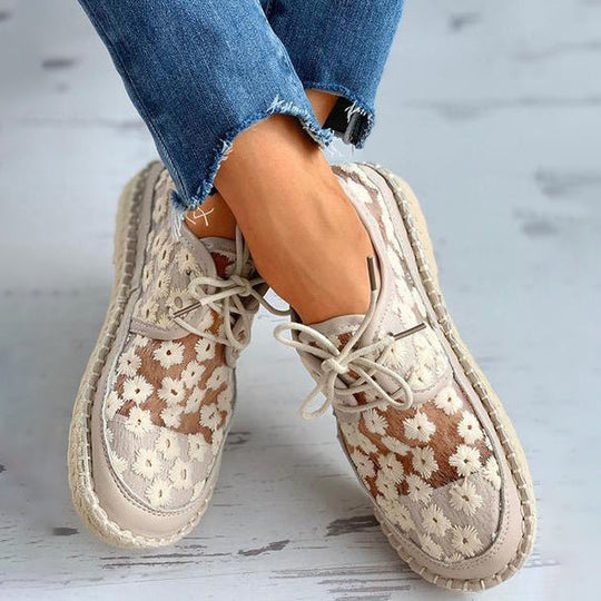 Bestickte Blümchen-Schuhe mit unterstützendem Fußbett – Lucine EB