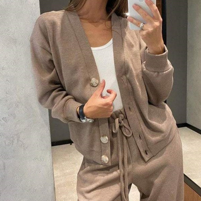 EB | Zweiteilig: Strickjacke mit Knopfleiste und passender Hose