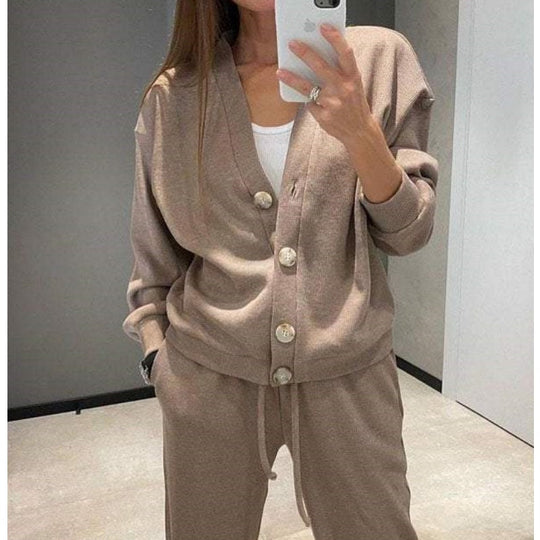 EB | Zweiteilig: Strickjacke mit Knopfleiste und passender Hose