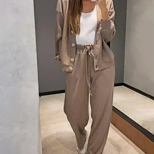 EB | Zweiteilig: Strickjacke mit Knopfleiste und passender Hose