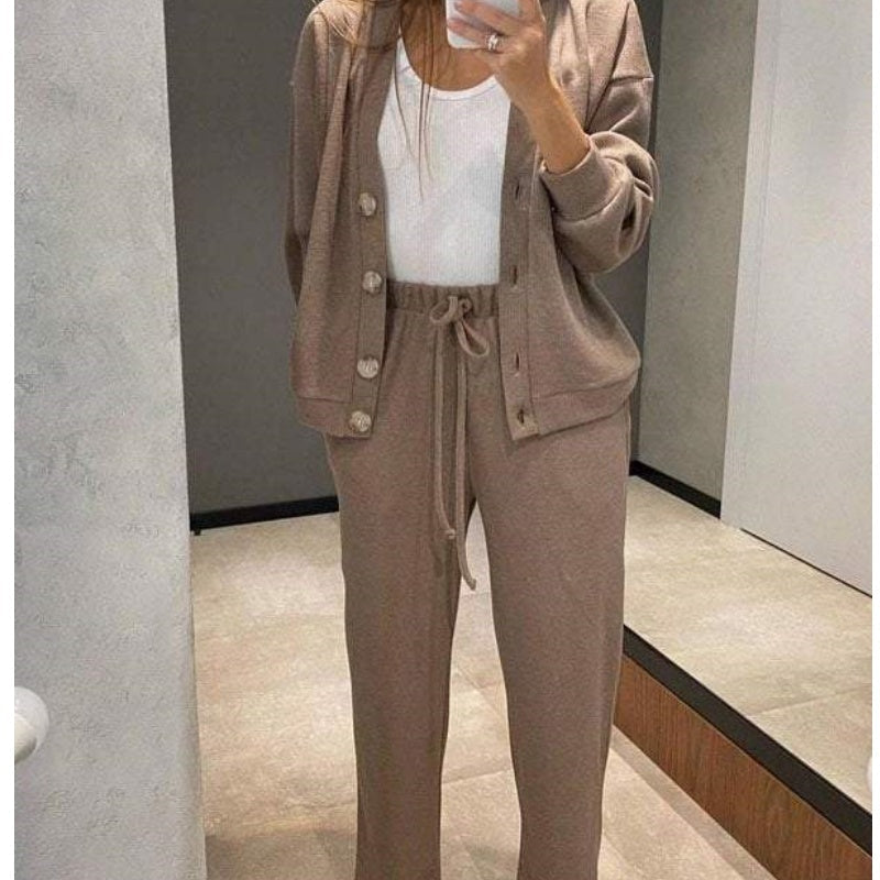 EB | Zweiteilig: Strickjacke mit Knopfleiste und passender Hose