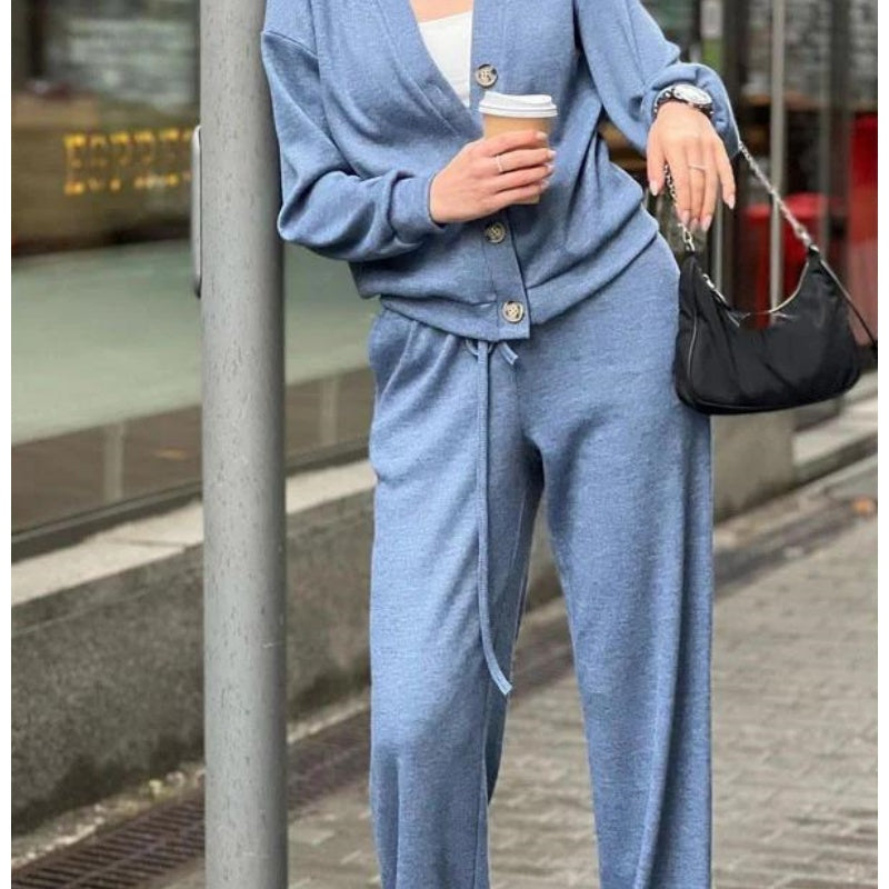 EB | Zweiteilig: Strickjacke mit Knopfleiste und passender Hose