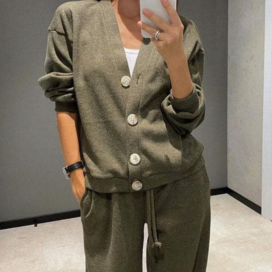 EB | Zweiteilig: Strickjacke mit Knopfleiste und passender Hose