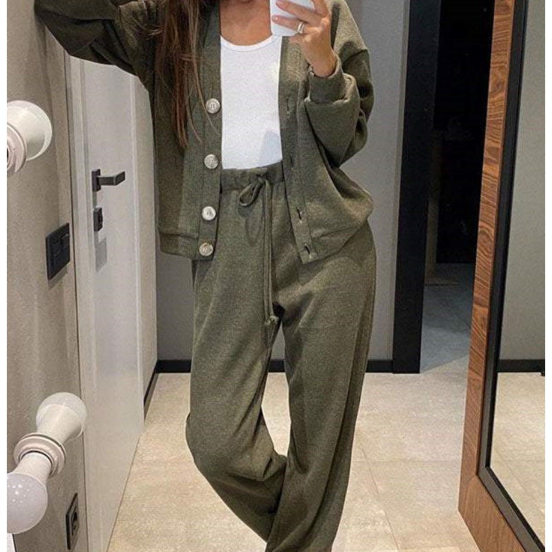 EB | Zweiteilig: Strickjacke mit Knopfleiste und passender Hose