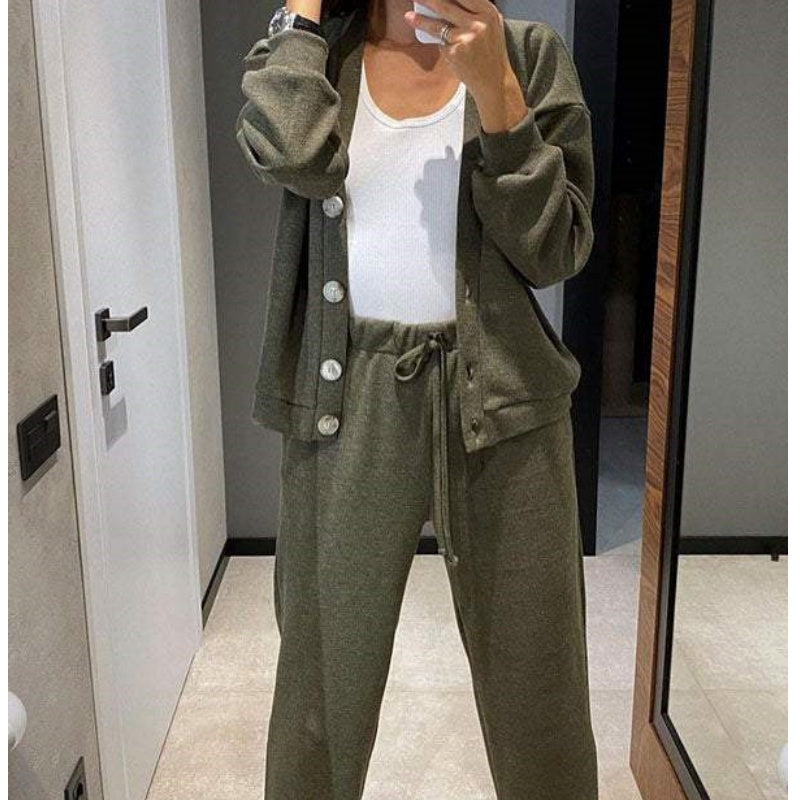 EB | Zweiteilig: Strickjacke mit Knopfleiste und passender Hose