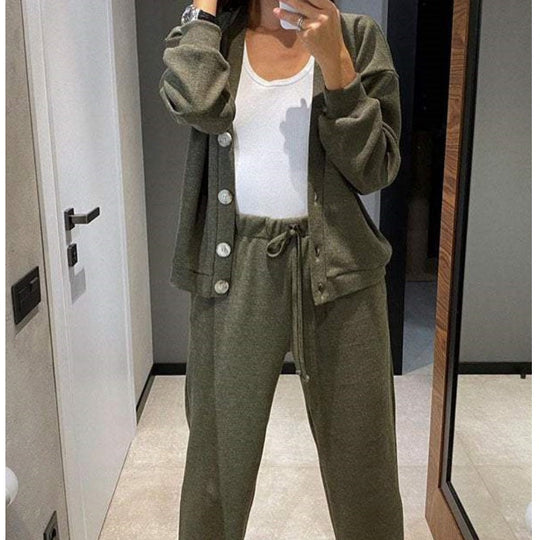 EB | Zweiteilig: Strickjacke mit Knopfleiste und passender Hose