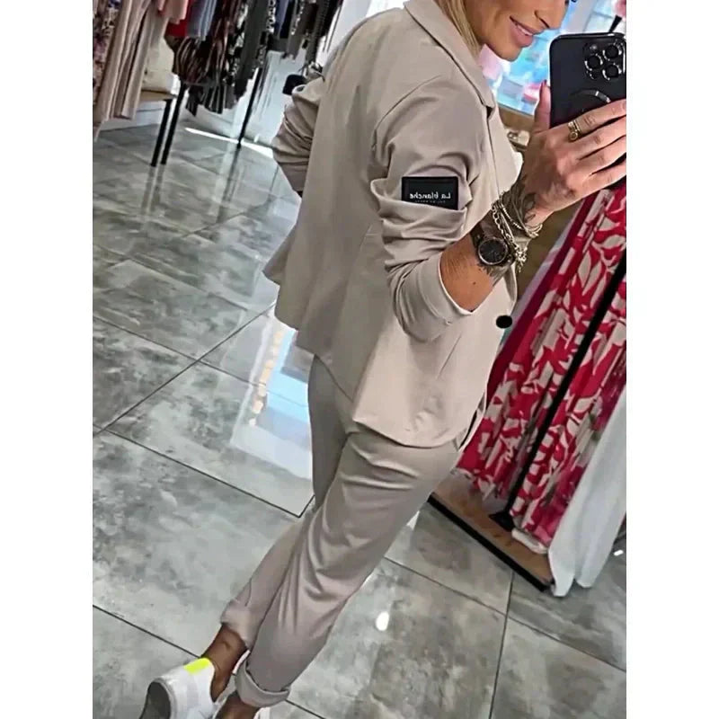 EB | 2-Teiliges Set Bestehend aus Einem Lässigen Blazer und Einer Hose