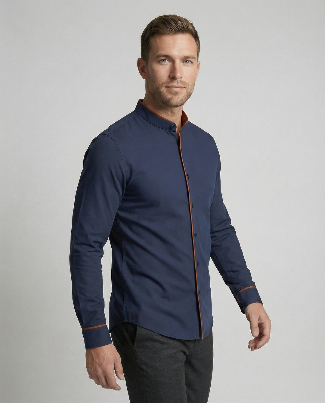 Herren elegantes Langarmhemd mit modernem Stehkragen und Kontrastnähten EB