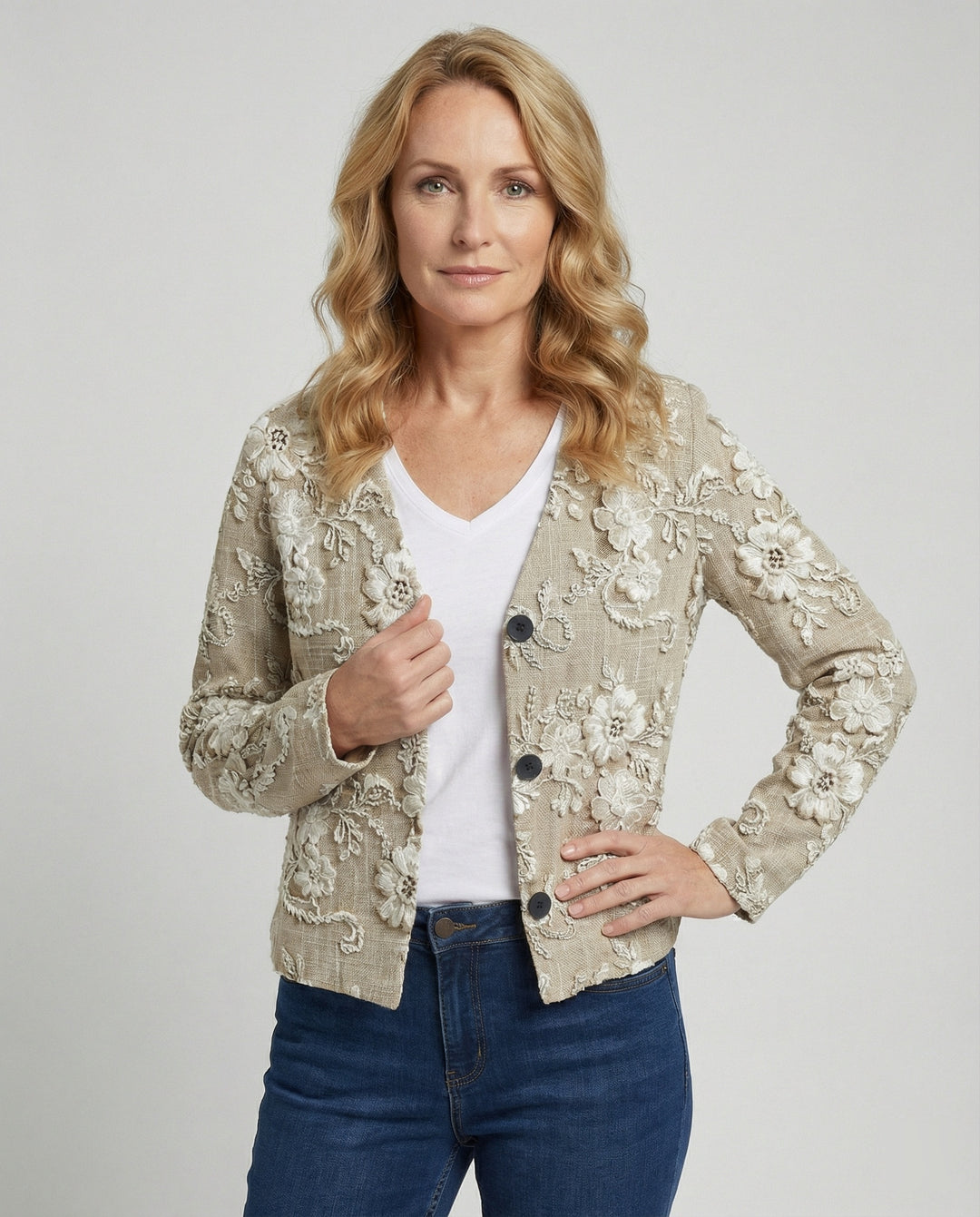 EB | Cardigan mit 3d Spitzen Knopfverschluss Romantisch und Lässig