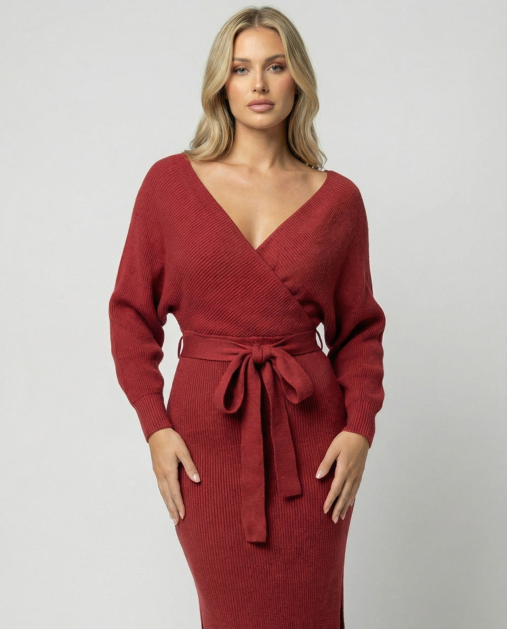 Damen Strickkleid mit elegantem Wickeldesign und dekorativem Gürtel EB