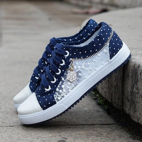 Flache Schuhe mit Spitzenkante EB