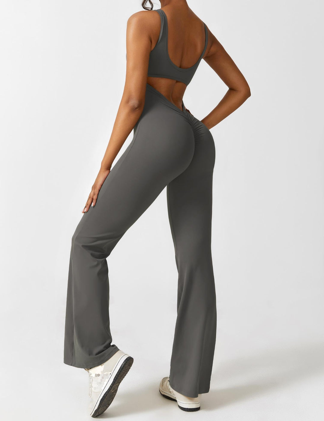 EB | V-Rücken Auslaufender Jumpsuit